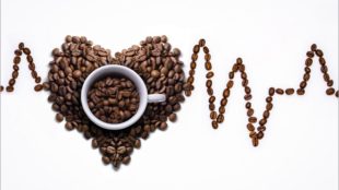 les effets des cafés avec et sans caféine sur les accidents et les arythmies cardiaques