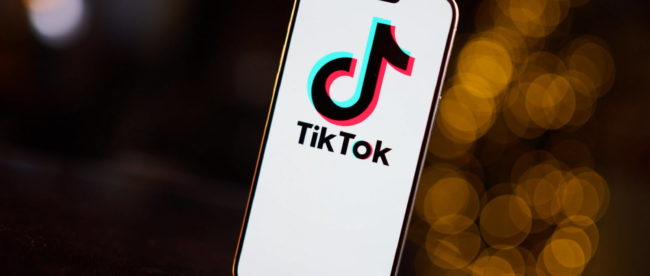 application-tik-tok Écran de téléphone avec application Tik Tok