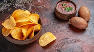 Chips croustillantes, pommes de terre fraîches et sauce tomate