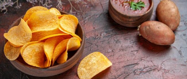 Chips croustillantes, pommes de terre fraîches et sauce tomate