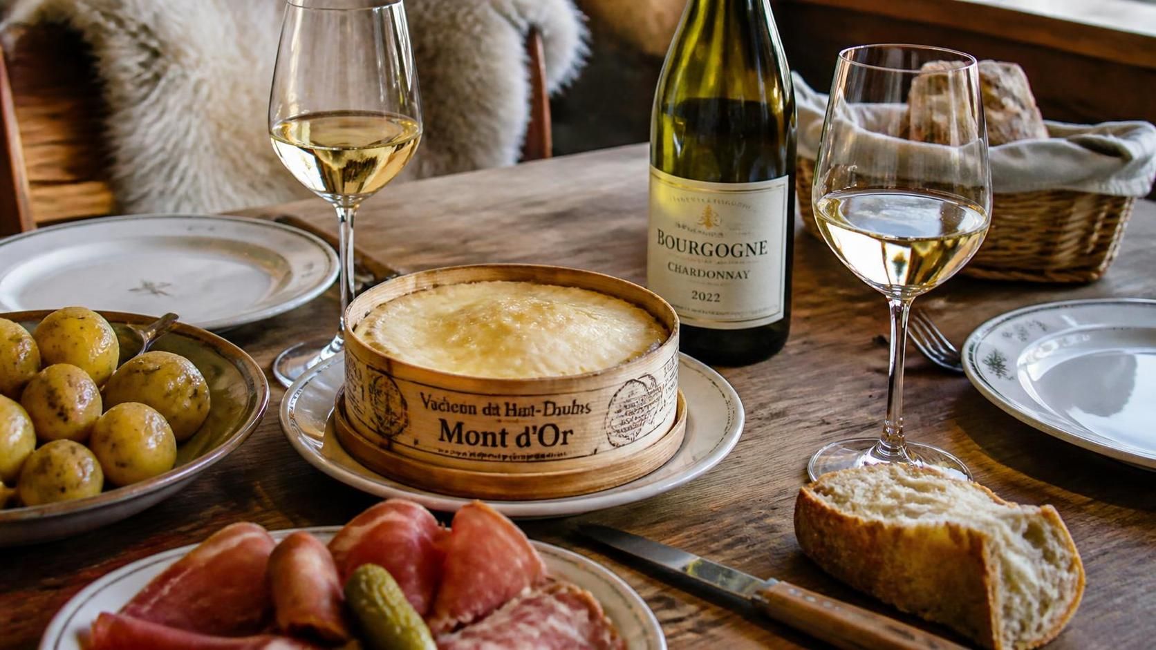 découvrez quel vin choisir pour sublimer un mont d'or au four, avec des conseils d'accords parfaits pour un repas savoureux et convivial.