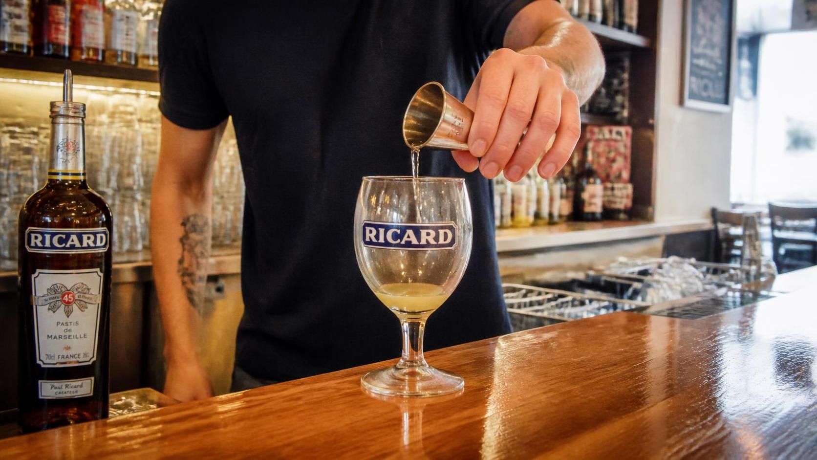découvrez la dose standard de ricard généralement servie au bar et apprenez comment apprécier ce célèbre pastis français dans les règles de l'art.