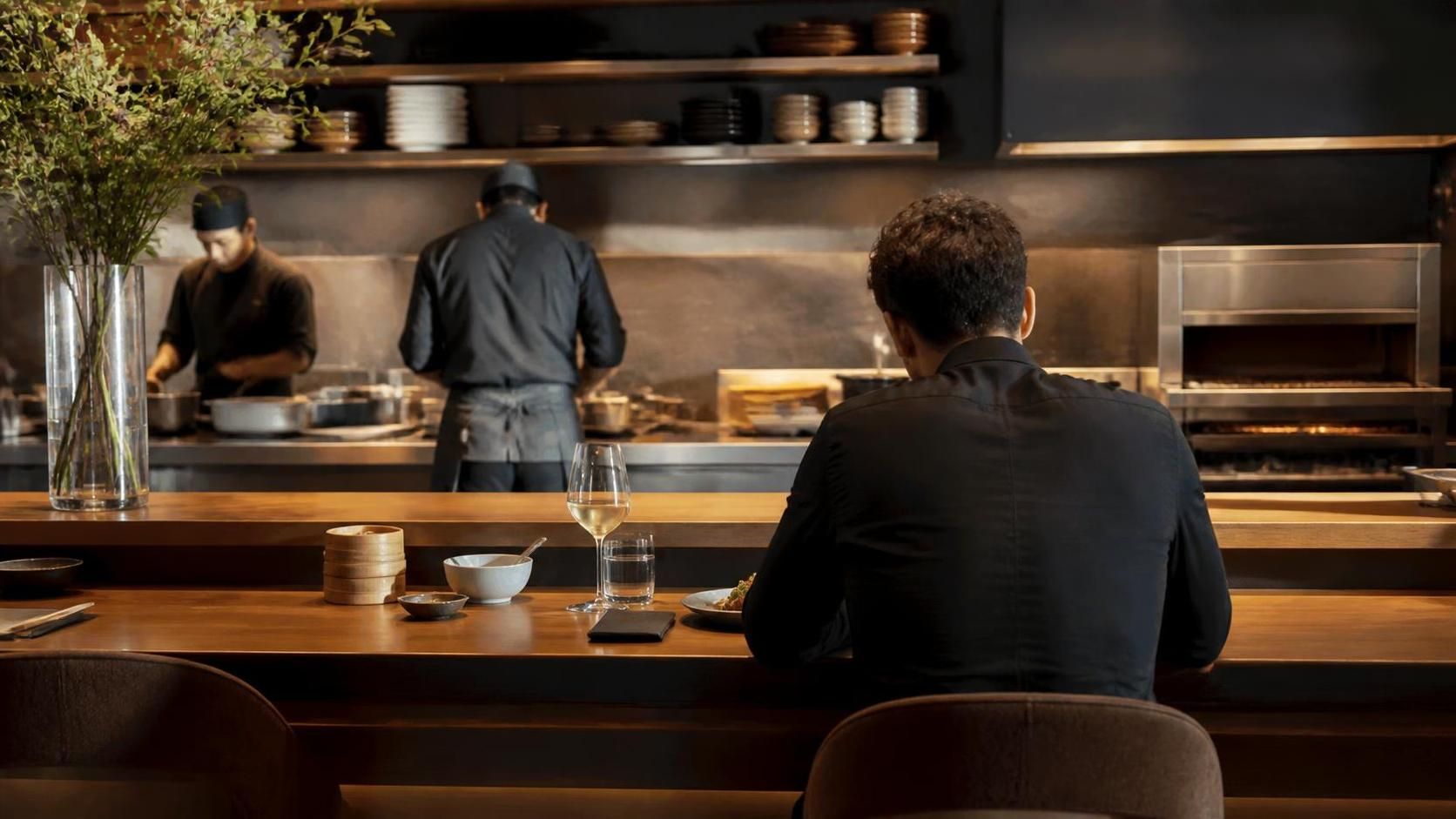 découvrez comment voyager seul tout en savourant de délicieux repas et en partageant des moments conviviaux grâce à notre guide pour ne jamais être seul à table.