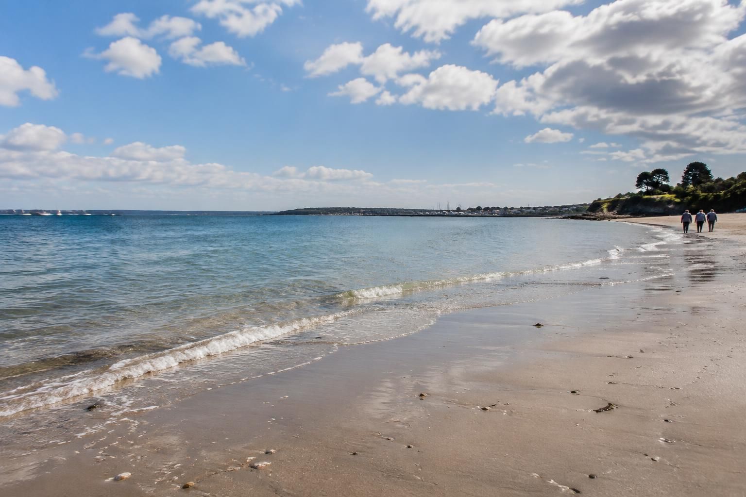 découvrez la charmante plage du moulin blanc, un lieu idéal pour profiter du bord de mer, se détendre et admirer les paysages côtiers.